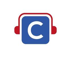 diseño del logotipo de la música de la letra c. concepto de auriculares de diseño de logotipo de música y podcast de dj vector