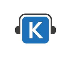 diseño del logotipo de la música de la letra k. concepto de auriculares de diseño de logotipo de música y podcast de dj vector