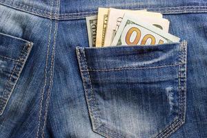 billetes de dólar en primer plano de bolsillo de jeans. concepto de negocio. dinero de bolsillo. foto