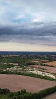 imagens aéreas da cidade britânica e estradas. filmagem da câmera do drone de alto ângulo. cidade de luton da inglaterra e autoestradas com trânsito video