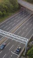 vista aérea de estradas britânicas e tráfego passando pela cidade. filmagem da câmera do drone no estilo vertical e retrato video