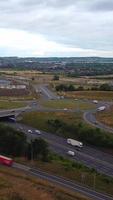 vista aérea de las carreteras británicas y el tráfico que pasa por la ciudad. imágenes de la cámara del dron en estilo vertical y vertical video