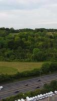 vista aérea de estradas britânicas e tráfego passando pela cidade. filmagem da câmera do drone no estilo vertical e retrato video