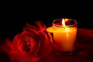 velas aromáticas en la noche oscura sobre un paño rojo, ceremonia, esperanza, romántico foto