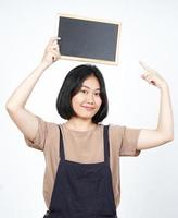mostrando, presentando y sosteniendo una pizarra en blanco de una hermosa mujer asiática aislada en blanco foto