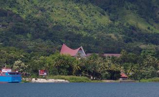 hermosa vista de la isla de samosir en indonesia foto