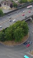 imágenes aéreas de la ciudad y las carreteras británicas. imágenes de la cámara del dron desde un ángulo alto. ciudad de luton de inglaterra y autopistas con tráfico video