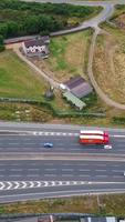 imagens aéreas da cidade britânica e estradas. filmagem da câmera do drone de alto ângulo. cidade de luton da inglaterra e autoestradas com trânsito video