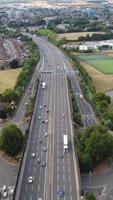 Luftaufnahmen von britischen Städten und Straßen. Kameraaufnahmen der Drohne aus einem hohen Winkel. luton city of england und autobahnen mit verkehr video