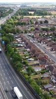 vista aérea de las carreteras británicas y el tráfico que pasa por la ciudad. imágenes de la cámara del dron en estilo vertical y vertical