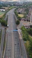 luftaufnahme der britischen straßen und des verkehrs durch die stadt. Kameraaufnahmen der Drohne im Hoch- und Hochformat video