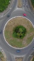 vista aérea de las carreteras británicas y el tráfico que pasa por la ciudad. imágenes de la cámara del dron en estilo vertical y vertical video