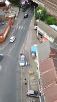 vista aérea de las carreteras británicas y el tráfico que pasa por la ciudad. imágenes de la cámara del dron en estilo vertical y vertical