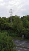 vue aérienne des routes britanniques et du trafic traversant la ville. images de la caméra du drone en style vertical et portrait video