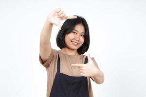 hacer un marco con las manos de una hermosa mujer asiática aislada de fondo blanco foto