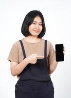 mostrando aplicaciones o anuncios en un teléfono inteligente de pantalla en blanco de una hermosa mujer asiática aislada de fondo blanco foto