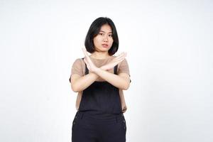 gesto de rechazo de la mano cruzada de una hermosa mujer asiática aislada de fondo blanco foto