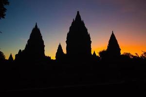 templo de prambanan de silueta en la mañana. amanecer en el templo de prambanan foto