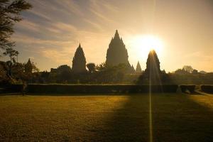 amanecer en el templo de prambanan en la mañana. templo de prambanan silueta foto