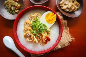 avena congee con rebanada de pollo, tofu, huevo. avena congee de hong kong. comida china foto