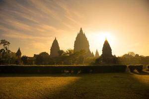 amanecer en el templo de prambanan en la mañana. templo de prambanan silueta foto