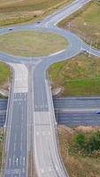 imágenes aéreas de la ciudad y las carreteras británicas. imágenes de la cámara del dron desde un ángulo alto. ciudad de luton de inglaterra y autopistas con tráfico video