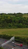 Luftaufnahmen von britischen Städten und Straßen. Kameraaufnahmen der Drohne aus einem hohen Winkel. luton city of england und autobahnen mit verkehr video