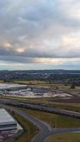 vista aérea de estradas britânicas e tráfego passando pela cidade. filmagem da câmera do drone no estilo vertical e retrato video