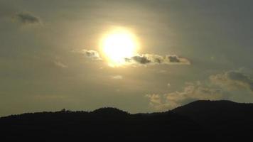 puesta de sol sobre una montaña en el cielo naranja 4k video de lapso de tiempo.