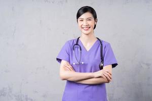 retrato de una joven doctora asiática foto