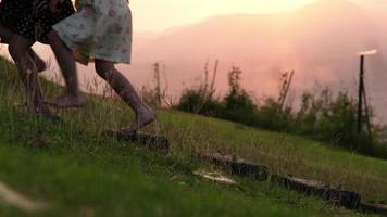 irmãs bonitas correndo nas escadas brincando no playground ao ar livre juntos. garotas bonitas asiáticas subindo as escadas do parque. video