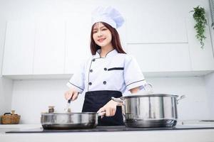 imagen de una joven chef asiática en la cocina foto