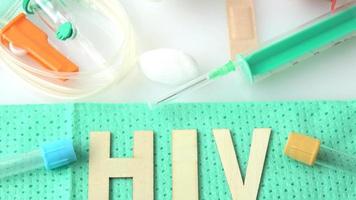 monouso infusione impostato su verde sfondo. iscrizione HIV. video