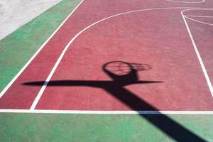 sombra de la cesta de la calle en la cancha de deportes foto