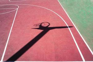 sombra de la cesta de la calle en la cancha de deportes foto