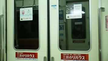 perto da porta do trem enquanto o trem do metrô está em movimento, em fukuoka, japão video