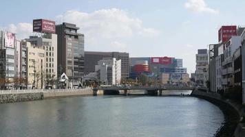 vista paisagística de edifícios modernos com placas publicitárias e outdoors sob o céu azul claro. vista da paisagem no japão video