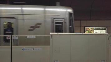 vista do trem jr commuter chegando à estação de trilhos da plataforma do metrô na estação hakata fukuoka gion video