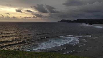 Visualizza di il spiaggia nel il sera con il sole ambientazione su il Aperto oceano video