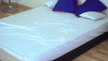 Bewolkt Onweersbui Diplomatieke kwesties jong charmant meisje in kleren en laarzen leugens in bed en poseren voor de camera dichtbij omhoog 17558887 Stockvideo bij Vecteezy Bewolkt Onweersbui Diplomatieke kwesties jong charmant meisje in kleren en laarzen leugens in bed en poseren voor de camera dichtbij omhoog 17558887 Stockvideo bij Vecteezy