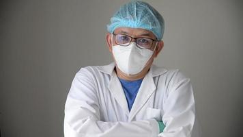 portrait d'un médecin asiatique pensant triste à propos d'un problème médical video