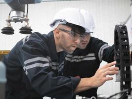dos persona personal ingeniero blanco casco casco seguridad usar gafas alegre hablar hablar discusión trabajo trabajo ocupación mano de obra técnico electrónico industria machanic tecnología construcción proyecto sitio foto