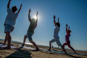 rimini italia 2018 grupo de personas haciendo gimnasia al amanecer en la playa foto