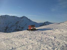 moto de nieve en acción foto