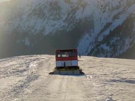 moto de nieve en acción foto