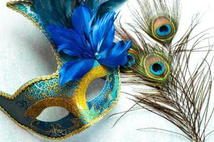 máscara de carnaval veneciano y plumas de pavo real. concepto de celebración de carnaval