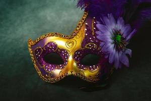 máscara de carnaval de oro veneciano aislada. concepto de celebración de carnaval foto
