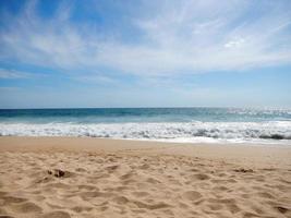 la playa en la mañana de un día de verano foto