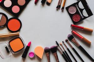 conjunto de pinceles de maquillaje cosmético profesional, sombras, pintalabios - fondo claro aislado. vista aérea colocar texto foto