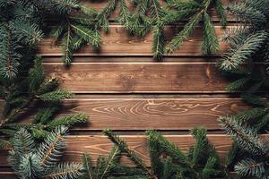 marco de la rama del árbol de navidad en madera vieja foto